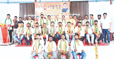 ತಿ.ನರಸೀಪುರ ಪಟ್ಟಣದ ವಿವೇಕಾನಂದ ನಗರದಲ್ಲಿರುವ ಸಭಾಭವನದಲ್ಲಿ ಭಾನುವಾರ ಬಿಜೆಪಿ ಯುವ ಮೋರ್ಚಾ ಪದಾಧಿಕಾರಿಗಳ ಪದಗ್ರಹಣ ಕಾರ್ಯಕ್ರಮವನ್ನು ಆಯೋಜಿಸಲಾಗಿತ್ತು. ಕುಂಬ್ರಹಳ್ಳಿ ಸುಬ್ಬಣ್ಣ, ಡಾ.ಎಂ.ರೇವಣ್ಣ, ಆರ್. ಶಿವಕುಮಾರ್, ದಯಾನಂದ ಪಟೇಲ್ ಎನ್.ಎಂ.ರಾಮಚಂದ್ರ, ಕೆ.ಮಹದೇವಶೆಟ್ಟಿ, ಹಿರಿಯೂರು ಶಿವಕುಮಾರ್, ಸಿ.ಎಂ.ಪ್ರಕಾಶ್, ರಘು ಇತರರು ಇದ್ದರು.