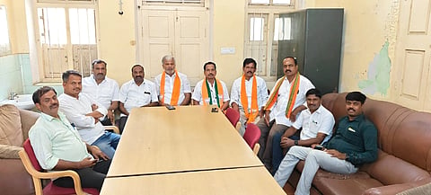ತಿ.ನರಸೀಪುರ ಪಟ್ಟಣದ ಲೋಕೋಪಯೋಗಿ ಅತಿಥಿಗೃಹದಲ್ಲಿ ಬಿಜೆಪಿ ವತಿಯಿಂದ ವಿಬಿ ಜಿ ರಾಮ್ ಜಿ ಯೋಜನೆಯ ಜಾಗೃತಿ ಸಭೆ ಆಯೋಜಿಸಲಾಗಿತ್ತು. ಬಿ.ಎನ್.ಸದಾನಂದ. ವೆಂಕಟಸ್ವಾಮಿ, ಎನ್.ಎಂ.ರಾಮಚಂದ್ರ, ಶಿವಕುಮಾರ್, ಮಹದೇವಸ್ವಾಮಿ ಇತರರು ಇದ್ದರು.