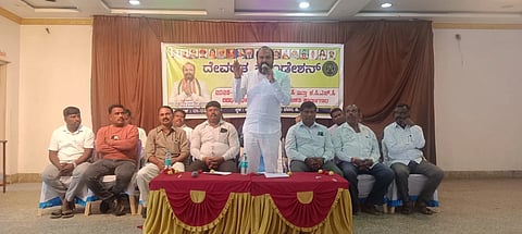 ತಿ.ನರಸೀಪುರ ಪಟ್ಟಣದ ಡಾ.ಬಿ.ಆರ್.ಅಂಬೇಡ್ಕರ್ ಸಮುದಾಯ ಭವನದಲ್ಲಿ ದೇವರತ್ನ ಫೌಂಡೇಶನ್ ವತಿಯಿಂದ ಆಯೋಜಿಸಿದ್ದ ತರಬೇತಿ ಕಾರ್ಯಕ್ರಮದಲ್ಲಿ ಎಂ.ಶಿವಪ್ರಸಾದ್ ಮಾತನಾಡಿದರು. ಬಿ.ಮಹದೇವಸ್ವಾಮಿ, ಶ್ರೀನಿವಾಸ ಸಾಗರ್, ಸುರೇಶ್, ಶಿವಕುಮಾರ್ ಎಸ್. ಪಿಲ್ಲಳ್ಳಿ, ದೇವಯ್ಯ, ರಂಗಸ್ವಾಮಿ ಇತರರು ಇದ್ದರು.