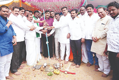 ಗಂಗಾವತಿ ತಾಲೂಕಿನ ಉಡುಮಕಲ್ ಶ್ರೀ ಶರಣಬಸವೇಶ್ವರ ದೇವಾಲಯ ಆವರಣದಲ್ಲಿ ಜಲಸಂಪನ್ಮೂಲ ಇಲಾಖೆಯಿಂದ ಕೈಗೆತ್ತಿಕೊಂಡ ಕೆರೆಗಳಿಗೆ ನೀರು ತುಂಬಿಸುವ ಯೋಜನೆಗೆ ಶಾಸಕ ಗಾಲಿ ಜನಾರ್ದನರೆಡ್ಡಿ ಗುರುವಾರ ಭೂಮಿಪೂಜೆ ನೆರವೇರಿಸಿದರು. ಟಿಎಪಿಸಿಎಂಎಸ್ ಅಧ್ಯಕ್ಷ ಚನ್ನಪ್ಪ ಮಳಗಿ, ಬಿಜೆಪಿ ಜಿಲ್ಲಾ ಉಸ್ತುವಾರಿ ಸಿಂಗನಾಳ ವಿರೂಪಾಕ್ಷಪ್ಪ, ಉಪಾಧ್ಯಕ್ಷ ಮನೋಹರಗೌಡ ಹೇರೂರು ಇತರರಿದ್ದರು.