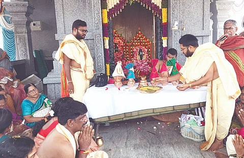 ಶ್ರೀರಾಮನಗರದ ಮುಖ್ಯರಸ್ತೆ ಕಾಲುವೆ ಬಳಿ ಜೀರ್ಣೋದ್ಧಾರಗೊಂಡ ದೇವಾಲಯದಲ್ಲಿ ಶ್ರೀ ವ್ನಿೇಶ್ವರ ಮತ್ತು ಆಂಜನೇಯ ಮೂರ್ತಿ ಪ್ರತಿಷ್ಠಾಪನೆ ಕಾರ್ಯಕ್ರಮ ಗುರುವಾರ ಜರುಗಿತು. ವಾಸ್ತು ಸಿದ್ಧಾಂತಿಗಳಾದ ಕನ್ನೆಪಲ್ಲಿ ರಾಮಚಂದ್ರಮೂರ್ತಿ, ತೆಂಪಲ್ಲಿ ರಾಮರಾವ್, ಕೋಣಕಂಚಿ ಶಿವಾಜಿ ಶರ್ಮಾ ಮತ್ತು ಪೋದಿಲ ಭಾನುಪ್ರಕಾಶ ಶರ್ಮಾ ಇತರರಿದ್ದರು.