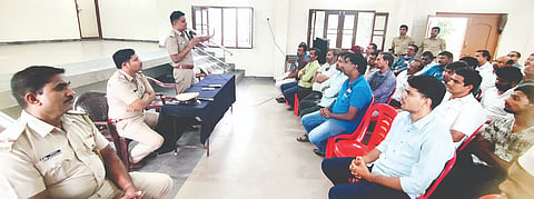 ಗಂಗಾವತಿಯಲ್ಲಿ ಪೊಲೀಸ್ ಇಲಾಖೆಯಿಂದ ಹಮ್ಮಿಕೊಂಡಿದ್ದ ಪಬ್ಲಿಕ್ ಸೇಫ್ಟಿ ಆ್ಯಕ್ಟ್ ಜಾಗೃತಿ ಅಭಿಯಾನದಲ್ಲಿ ಡಿವೈಎಸ್ಪಿ ಜೆ.ಎಸ್.ನ್ಯಾಮಗೌಡರ್ ಬುಧವಾರ ಮಾತನಾಡಿದರು. ನಗರ ಪಿಐ ಪ್ರಕಾಶ ಆರ್. ಯಾತನೂರ್, ಪಿಎಸೈ ಜಿ.ಟಿ.ನಾಗರಾಜ್ ಇತರರಿದ್ದರು.