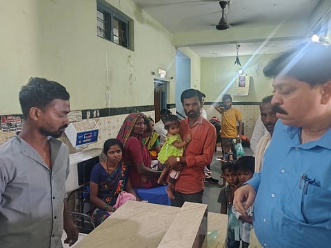 ಕೆಂಭಾವಿ ಪಟ್ಟಣದ ವಿವಿಧ ಖಾಸಗಿ ಆಸ್ಪತ್ರೆಗಳ ಮೇಲೆ ಡಿಚ್​ಒ ಡಾ.ಮಹೇಶ್​ ಬಿರಾದಾರ ಖಾಸಗಿ ಆಸ್ಪತ್ರೆಗಳಿಗೆ ದಿಢೀರ್​ ಭೇಟಿ ನೀಡಿ ಅಲ್ಲಿನ ವ್ಯವಸ್ಥೆ ಹಾಗೂ ಶುಚಿತ್ವ ಪರಿಶೀಲಿಸಿದರು. ಸಮೀರ್​ ಅಹ್ಮದ್​ ಗುಂಡಗಿ, ದೇವಪ್ಪ ಇದ್ದರು.  