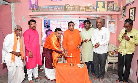 ಕೆಂಭಾವಿ ಹಿರೇಮಠ ಸಂಸ್ಥಾನದಲ್ಲಿ ಗುರು ಕಾಂತೇಶ್ವರ ಜನ ಕಲ್ಯಾಣ ಸೇವಾ ಪ್ರತಿಷ್ಠಾನದದಿಂದ ಶುಕ್ರವಾರ ಸಂಜೆ ಹಮ್ಮಿಕೊಂಡ ಶಿವಾನುಭವ, ಸಂಗೀತ ಗೋಷ್ಠಿ ಕಾರ್ಯಕ್ರಮವನ್ನು ಮಲ್ಲಿಕಾರ್ಜುನ ಶಾಸಿ ಉದ್ಘಾಟಿಸಿದರು. ಶ್ರೀ ಚನ್ನಬಸವ ಶಿವಾಚಾರ್ಯ, ಡಾ.ಯಂಕನಗೌಡ, ಸೋಮನಾಥ, ಯಮುನೇಶ ಇತರರಿದ್ದರು.