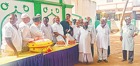  ನಗರದ ಈದ್ಗಾ ಮೈದಾನದಲ್ಲಿ ಮೈಸೂರು ಜಿಲ್ಲಾ ವಕ್ಫ್ ಮಂಡಳಿ ವತಿಯಿಂದ ತಾಲೂಕಿನ ಮಸೀದಿಗಳಿಗೆ ರಂಜಾನ್ ಹಬ್ಬದ ಪ್ರಯುಕ್ತ ಆಹಾರ ಕಿಟ್‌ಗಳನ್ನು ಅಧ್ಯಕ್ಷ ಅಜೀಜುಲ್ಲ ಅಜ್ಜು ವಿತರಿಸಿದರು. ಉಪಾಧ್ಯಕ್ಷ ಹಲೀಲ್, ಮುಸ್ತಂ ಅಹಮದ್, ಯಾಮಿನ್ ಅಲಿ, ನಗರಸಭಾ ಸದಸ್ಯ ಸಿದ್ದಿಕ್, ಅಬ್ದುಲ್ ಖಾದರ್ ಇತರರಿದ್ದರು.