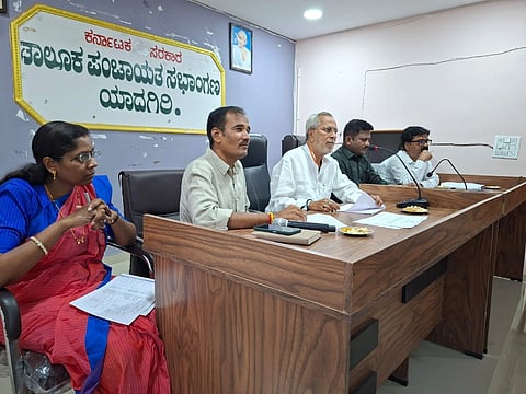 ಕುಡಿಯುವ ನೀರಿನ ಸಮಸ್ಯೆ ಕುರಿತು ಯಾದಗಿರಿ ತಾಪಂ ಕಚೇರಿ ಸಭಾಂಗಣದಲ್ಲಿ ಗುರುವಾರ ನಡೆದ ಸಭೆಯಲ್ಲಿ ಶಾಸಕ ಚನ್ನಾರೆಡ್ಡಿ ಪಾಟೀಲ್​ ಅವರು ಅಧಿಕಾರಿಗಳೊಂದಿಗೆ ಸಭೆ ನಡೆಸಿದರು.ಶಹಾಪುರ ತಾಪಂ ಇಒ ಬಸವರಾಜ ಶರಭೈ, ಯಾದಗಿರಿ ತಾಪಂ ಮಹಾದೇವ ಬಾಬಳಗಿ, ವಡಗೇರಾ ತಾಪಂ ಇಒ ಶಶಿಧರ ಹಿರೇಮಠ ಸೇರಿದಂತೆಯೇ ಇತರರಿದ್ದರು.