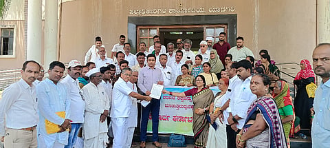 ಶಹಾಪುರದಲ್ಲಿ ಮೇ 19ರಂದು ಹಮ್ಮಿಕೊಂಡ ಬಸವಾದಿ ಶರಣರ ಹಿಂದೂ ಸಮಾವೇಶ ರದ್ದುಪಡಿಸಬೇಕೆಂದು ಸೌಹಾರ್ದ ಕರ್ನಾಟಕ ಸಂಟನೆ ಪದಾಧಿಕಾರಿಗಳು ಶನಿವಾರ ಎಸ್​ಪಿ ಪೃಥ್ವಿಕ್​ ಶಂಕರ್​ ಅವರಿಗೆ ಮನವಿ ಸಲ್ಲಿಸಿದರು. ನೀಲಾ ಕೆ., ಪ್ರೊ.ಆರ್​.ಕೆ.ಹುಡಗಿ, ಡಾ.ಮೀನಾಕ್ಷಿ, ಆರ್​.ಜೆ.ಶೆಟಗಾರ, ಆರ್​.ಚನ್ನಬಸ್ಸು ವನದುರ್ಗ, ಗಿರಿಯಪ್ಪಗೌಡ ಬಾಣತಿಹಾಳ, ಶಿವಣ್ಣ ಇಜೇರಿ, ಮಲ್ಲಿಕಾರ್ಜುನ ಸತ್ಯಂಪೇಟ್​, ಚನ್ನಪ್ಪ ಆನೆಗುಂದಿ ಇತರರಿದ್ದರು.