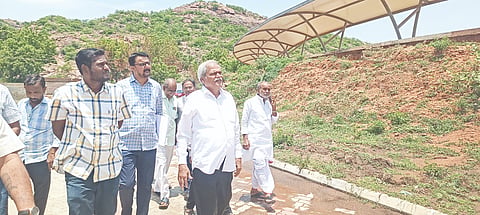 ಶಹಾಪುರ ತಾಲೂಕು ಕ್ರೀಡಾಂಗಣಕ್ಕೆ ಶಾಸಕ ಶರಣಬಸಪ್ಪ ದರ್ಶನಾಪುರ ಭೇಟಿ ನೀಡಿ, ಲಾಂಗ್​ ಟೆನಿಸ್​ ಗ್ರೌಂಡ್​ ಕಾಮಗಾರಿ ಪರಿಶೀಲಿಸಿದರು. ಬ್ಲಾಕ್​ ಕಾಂಗ್ರೆಸ್​ ಅಧ್ಯಕ್ಷ ಶಿವಮಹಾಂತ ಚಂದಾಪುರ, ಅವಿನಾಶ ಸಿನ್ನೂರ ಇತರರಿದ್ದರು.
