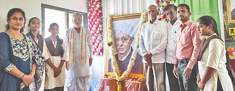 ಯಾದಗಿರಿ ನಗರದ ಲಿಂಗೇರಿ ಕೋನಪ್ಪ ಶಿಕ್ಷಣ ಸಂಸ್ಥೆಯಲ್ಲಿ ಗುರುವಾರ ಏರ್ಪಡಿಸಿದ್ದ ವಚನ ಪಿತಾಮಹ ಡಾ.ಫ.ಗು.ಹಳಕಟ್ಟಿ ಜಯಂತಿ ಮತ್ತು ವಚನ ಸಂರಣಾ ದಿನ ಕಾರ್ಯಕ್ರಮದಲ್ಲಿ ಶಾಸಕ ಚನ್ನಾರಡ್ಡಿ ಪಾಟೀಲ್​ ತುನ್ನೂರ, ಯುಡಾ ಅಧ್ಯಕ್ಷ ಬಾಬುರಾವ ಕಾಡ್ಲೂರ, ಪ್ರಾಚಾರ್ಯ ಗುರಪ್ಪಾಚಾರ್ಯ ವಿಶ್ವಕರ್ಮ, ಉತ್ತರಾದೇವಿ ಇತರರಿದ್ದರು.