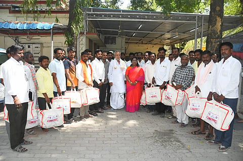 ಯಾದಗಿರಿಯಲ್ಲಿ ಶನಿವಾರ ಕಾರ್ಮಿಕ ಇಲಾಖೆ ಆಯೋಜಿಸಿದ್ದ ಕಾರ್ಯಕ್ರಮದಲ್ಲಿ ಶಾಸಕ ಚನ್ನಾರಡ್ಡಿ ಪಾಟೀಲ್​ ಅವರು ಕಾರ್ಮಿಕರಿಗೆ ವಿವಿಧ ಕಿಟ್​ಗಳನ್ನು ವಿತರಿಸಿದರು. ಕಾರ್ಮಿಕ ಇಲಾಖೆ ನಿರೀಕಿ ಸಂಗೀತಾ ಹೊನ್ನೂರ, ಶಿವರಾಜ, ಸುನೀಲಕುಮಾರ ಇತರರಿದ್ದರು.
