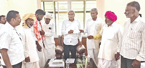 ಶಹಾಪುರ ಮತೇತ್ರ ವ್ಯಾಪ್ತಿಯಲ್ಲಿನ ದೇವಸ್ಥಾನ ಹಾಗೂ ಮಠಮಾನ್ಯಗಳ ಬಾಕಿ ಉಳಿದ ಅನುದಾನದ ಕಟ್ಟಡ ನಿರ್ಮಾಣದ ಕಾಮಗಾರಿ ಚೆಕ್​ನ್ನು ಮಂಗಳವಾರ ಶಾಸಕ ಶರಣಬಸಪ್ಪ ದರ್ಶನಾಪುರ ವಿತರಿಸಿದರು. ಬ್ಲಾಕ್​ ಕಾಂಗ್ರೆಸ್​ ಅಧ್ಯಕ್ಷ ಶಿವಮಹಾಂತ ಚಂದಾಪುರ, ಆಶ್ರಯ ಕಮಿಟಿ ಅಧ್ಯಕ್ಷ ವಸಂತಕುಮಾರ ಇತರರಿದ್ದರು.