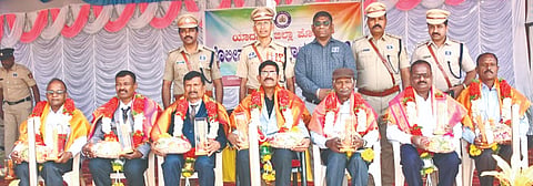 ಯಾದಗಿರಿಯಲ್ಲಿ ಗುರುವಾರ ಹಮ್ಮಿಕೊಂಡ ಪೊಲೀಸ್​ ಧ್ವಜ ದಿನ ಕಾರ್ಯಕ್ರಮದಲ್ಲಿ ನಿವೃತ್ತ ಪೊಲೀಸ್​ ಅಧಿಕಾರಿ ಹಾಗೂ ಸಿಬ್ಬಂದಿಗೆ ಸನ್ಮಾನಿಸಲಾಯಿತು. ಹೆಚ್ಚುವರಿ ಎಸ್​ಪಿ ಧರಣೇಶ, ಅರುಣಕುಮಾರ ಕೊಳೂರ, ಭರತಕುಮಾರ ತಳವಾರ, ಸುರೇಶ ನಾಯಕ ಇತರರಿದ್ದರು.