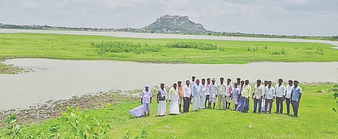 ಯಾದಗಿರಿ ಹೊರವಲಯದ ದೊಡ್ಡ ಕೆರೆಗೆ ಸನ್ನತಿ ಬ್ರಿಜ್ ಕಂ ಬ್ಯಾರೇಜ್‌ನಿಂದ ನೀರು ಹರಿಸಬೇಕೆಂದು ಅಖಿಲ ಭಾರತ ಕೋಲಿ ಸಮಾಜದ ರಾಜ್ಯ ಕಾರ್ಯದರ್ಶಿ ಉಮೇಶ ಮುದ್ನಾಳ್ ನೇತೃತ್ವದಲ್ಲಿ ಭಾನುವಾರ ಕೆರೆ ಪರಿಸರದಲ್ಲಿ ಪ್ರತಿಭಟನೆ ನಡೆಯಿತು. ಶರಣಗೌಡ, ಭೀಮಾಶಂಕರ, ಮಹ್ಮದ್ ಹಸನ್, ದೇವಪ್ಪ, ನಿಂಗಪ್ಪ, ಸಿದ್ದಪ್ಪ, ಮಲ್ಲಪ್ಪ, ಸೂರಪ್ಪ, ಮಹಾದೇವಪ್ಪ ಮಹಾಂತೇಶ, ಹಣಮಂತ ಇತರರಿದ್ದರು.