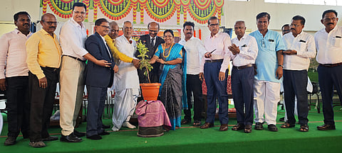 ಯಾದಗಿರಿಯಲ್ಲಿ ಗುರುವಾರ ಹಮ್ಮಿಕೊಂಡ ಸೇವಾ ನಿವೃತ್ತಿ ಹೊಂದಿದ್ದ ಡಾ.ದೇವೀಂದ್ರಪ್ಪ ಹಳಿಮನಿ ಅವರ ಸನ್ಮಾನ ಕಾರ್ಯಕ್ರಮವನ್ನು ಶಾಸಕ ಚನ್ನಾರಡ್ಡಿ ಪಾಟೀಲ್​ ತುನ್ನೂರ ಉದ್ಘಾಟಿಸಿದರು. ಡಾ.ಸುಭಾಷಚಂದ್ರ ಕೌಲಗಿ, ಡಾ.ಸಂಗಪ್ಪ ರಾಂಪುರೆ, ಡಾ.ಪದ್ಮರಾಜ ರಾಸಣಗಿ ಇತರರಿದ್ದರು.
