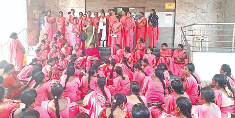 ಯಾದಗಿರಿ ನಗರದ ಡಿಎಚ್​ಒ ಕಚೇರಿ ಬಳಿ ಮಂಗಳವಾರ ವಿವಿಧ ಬೇಡಿಕೆಗಾಗಿ ಆಗ್ರಹಿಸಿ ಆಶಾ ಕಾರ್ಯಕರ್ತೆರು ಧರಣಿ ನಡೆಸಿದರು. ಡಿ.ಉಮಾದೇವಿ ಇತರರಿದ್ದರು