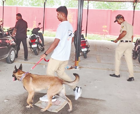 ಯಾದಗಿರಿ ಜಿಲ್ಲಾ ನ್ಯಾಯಾಲಯದಲ್ಲಿ ಬಾಂಬ್​ ಪತ್ತೆ ಮಾಡುತ್ತಿರುವ ಶ್ವಾನದಳ, ಬಾಂಬ್​ ನಿಷ್ಕ್ರಿಯ ದಳ ಸಿಬ್ಬಂದಿ. 