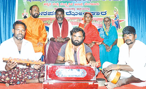ಯಾದಗಿರಿ ತಾಲೂಕಿನ ಗೌಡಗೇರಾದಲ್ಲಿ ಶನಿವಾರ ನಡೆದ ಜಾನಪದ ಝೇಂಕಾರ ಕಾರ್ಯಕ್ರಮದಲ್ಲಿ ಮಂಜುನಾಥ, ಶರಣಪ್ಪ ತೋರಣಕರ, ಕಲಾವಿದರಾದ ಮಲ್ಲು ಕೋಳ್ಯಾರು, ಶಂಕ್ರಪ್ಪ ಹೊನಗುಂಟಿ, ಮಲ್ಲಿಕಾರ್ಜುನ ಸಾಧು, ಮರೆಮ್ಮ ಇತರರಿದ್ದರು.