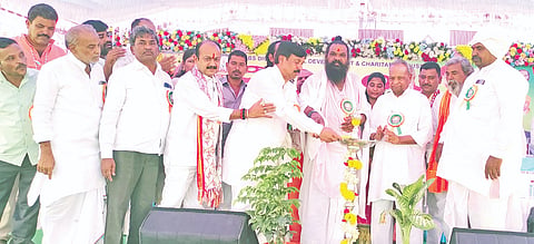 ಶಹಾಪುರ ತಾಲೂಕಿನ ಭೀ.ಗುಡಿಯ ದಿಗ್ವಿಜಯ ಇಂಟರ್​ ನ್ಯಾಷನಲ್​ ಶಾಲೆಯಲ್ಲಿ ಹಮ್ಮಿಕೊಂಡಿದ್ದ ಕಾರ್ಯಕ್ರಮವನ್ನು ಮಾಜಿ ಸಂಸದ ಬಸವರಾಜ ಪಾಟೀಲ್​ ಸೇಡಂ ಉದ್ಘಾಟಿಸಿದರು. ಉಪಸಭಾಪತಿ ರುದ್ರಪ್ಪ ಲಮಾಣಿ, ಶರಣು ಗದ್ದುಗೆ ಇತರರಿದ್ದರು.