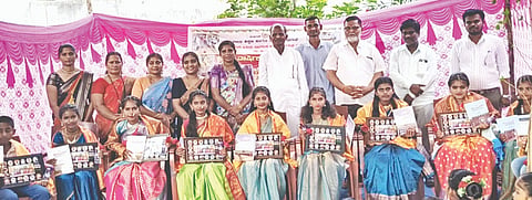 ಯಾದಗಿರಿ ಸಮೀಪದ ವೆಂಕಟೇಶ ನಗರದಲ್ಲಿ ಬುಧವಾರ ಆಯೋಜಿಸಿದ್ದ ಕಾರ್ಯಕ್ರಮದಲ್ಲಿ ಶಾಲಾ ಮಕ್ಕಳಿಗೆ ಸನ್ಮಾನಿಸಲಾಯಿತು. ರ್ಜನಾಧನ್​ ರಾಠೋಡ್​, ಕನಕಪ್ಪ ದಾಸರ್​, ಜೆ.ಇನಾಂದಾರ ಇತರರಿದ್ದರು.