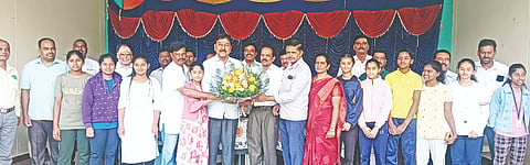 ಮಧ್ಯಪ್ರದೇಶದ ಭೋಪಾಲ್‌ನಲ್ಲಿ ನಡೆಯಲಿರುವ ರಾಷ್ಟ್ರಿಯ ಬಾಲರಂಗೋತ್ಸವಕ್ಕೆ ಆಯ್ಕೆಯಾದ  ಯಳಂದೂರು ತಾಲೂಕು ಮೆಳ್ಳಹಳ್ಳಿ ಗ್ರಾಮದ ಸರ್ಕಾರಿ ಆದರ್ಶ ಶಾಲೆಯ ವಿದ್ಯಾರ್ಥಿಗಳಿಗೆ ಶಾಸಕ ಎ.ಆರ್. ಕೃಷ್ಣಮೂರ್ತಿ ಹೂಗುಚ್ಚ ನೀಡಿ ಬೀಳ್ಕೊಟ್ಟರು. ತಿಮ್ಮರಾಜು, ಗುರುಮೂರ್ತಿ, ಮಧುಕರ್ ಮಳವಳ್ಳಿ, ಬಿ.ಎಸ್. ವಿನಯ್ ಇತರರಿದ್ದರು.