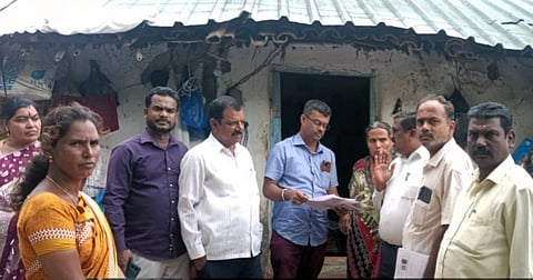 ಯಳಂದೂರು ಪಟ್ಟಣದಲ್ಲಿ ಗುರುವಾರ ಎಸ್‌ಐಆರ್ ಕುರಿತು ಸಾರ್ವಜನಿಕರಲ್ಲಿ ಪಟ್ಟಣ ಪಂಚಾಯಿತಿ ವತಿಯಿಂದ ಜಾಗೃತಿ ಮೂಡಿಸಲಾಯಿತು. ಮುಖ್ಯಾಧಿಕಾರಿ ಮಹೇಶ್‌ಕುಮಾರ್, ಪಪಂ ಮಾಜಿ ಸದಸ್ಯರಾದ ವೈ.ಜಿ.ರಂಗನಾಥ, ರವಿ ಇತರರು ಇದ್ದರು.