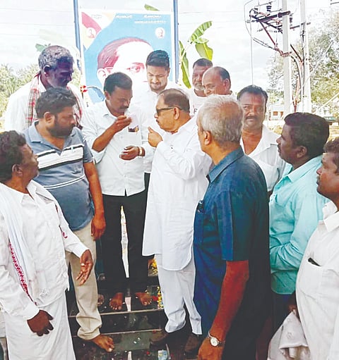 ಯಳಂದೂರು ತಾಲೂಕಿನ ಯರಿಯೂರು ಗ್ರಾಮದಲ್ಲಿ ಡಾ.ಜಿ.ಪರಮೇಶ್ವರ ಅವರು ಬುಧವಾರ ಅಂಬೇಡ್ಕರ್ ಭಾವಚಿತ್ರಕ್ಕೆ ಪುಷ್ಪಾರ್ಚನೆ ಮಾಡಿ ಗ್ರಾಮಸ್ಥರ ಸಮಸ್ಯೆಗಳನ್ನು ಆಲಿಸಿದರು. ಸಚಿವ ಸಿ. ಪುಟ್ಟರಂಗಶೆಟ್ಟಿ, ಶಾಸಕರಾದ ಗಣೇಶ್‌ಪ್ರಸಾದ್, ದರ್ಶನ್ ಧ್ರುವನಾರಾಯಣ ಇದ್ದರು.