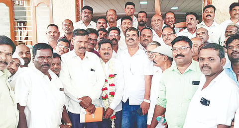 ಯಳಂದೂರು ಪಟ್ಟಣದ ಡಾ.ಬಿ.ಆರ್. ಅಂಬೇಡ್ಕರ್ ಭವನದಲ್ಲಿ ಮಂಗಳವಾರ ನಡೆದ ಅಂಬೇಡ್ಕರ್ ಸೇವಾ ಸಮಿತಿ ಪದಾಧಿಕಾರಿಗಳ ಆಯ್ಕೆ ಸಭೆಯಲ್ಲಿ ನೂತನ ಅಧ್ಯಕ್ಷರಾಗಿ ಆಯ್ಕೆಯಾದ ಕೆಸ್ತೂರು ಸಿದ್ದರಾಜು ಅವರನ್ನು ಅಭಿನಂದಿಸಲಾಯಿತು.