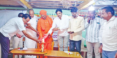 ಯಳಂದೂರು ತಾಲೂಕಿನ ಕಟ್ನವಾಡಿ ಗ್ರಾಮದಲ್ಲಿ ಆಯೋಜಿಸಿದ್ದ ಕಾರ್ಯಕ್ರಮವನ್ನು ಕುಂತೂರು ಶ್ರೀ ಶಿವಪ್ರಭುಸ್ವಾಮಿಜಿ ಉದ್ಘಾಟಿಸಿದರು. ಡಾ.ಬಿ.ಪ್ರಭುಸ್ವಾಮಿ, ಬಿ.ನಂಜುಂಡಸ್ವಾಮಿ, ಗುರುಸಿದ್ದಪ್ಪ, ಎನ್ರಿಚ್ ಮಹದೇವಸ್ವಾಮಿ, ಮಹದೇವಸ್ವಾಮಿ, ಪಿ.ಮಹದೇವಪ್ಪ, ಶಿವಕುಮಾರ್ ಇತರರಿದ್ದರು.