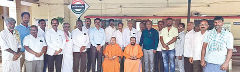 ಹಗರಿಬೊಮ್ಮನಹಳ್ಳಿಯಲ್ಲಿ ತಾಲೂಕು ರೈಲ್ವೆ ಹೋರಾಟ ಸಮಿತಿ ಸಭೆ ನಡೆಯಿತು. ನಂದಿಪುರದ ಡಾ.ಮಹೇಶ್ವರ ಸ್ವಾಮೀಜಿ, ಹಾಲಸ್ವಾಮಿ ಮಠದ ಹಾಲಸಿದ್ದೇಶ್ವರ ಸ್ವಾಮೀಜಿ, ಸಂಚಾಲಕ ಕೊಟ್ರೇಶ ಶೆಟ್ಟರ್ ಇತರರಿದ್ದರು. 