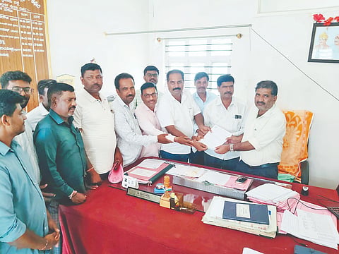ವಿವಿಧ ಬೇಡಿಕೆಗಳನ್ನು ಈಡೇರಿಸುವಂತೆ ಆಗ್ರಹಿಸಿ ಸರ್ಕಾರಿ ಪರವಾನಗಿ ಪಡೆದ ಭೂಮಾಪಕರ ಸಂಘದ ವತಿಯಿಂದ ಮುನಿಯಪ್ಪ ಅವರಿಗೆ ಮನವಿ ಸಲ್ಲಿಸಿದರು. ಬಿ.ಆರ್.ಮಂಜು, ಬಿ.ಕೆ.ಪ್ರಜ್ವಲ್, ಎಚ್.ಎಂ.ಮಂಜುನಾಥ, ಅರುಣ್ ಕುಮಾರ್ ಇತರರು ಇದ್ದರು.