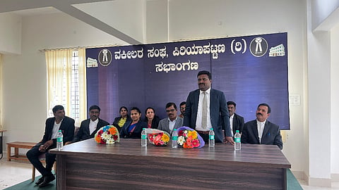 ಪಿರಿಯಾಪಟ್ಟಣದ ನ್ಯಾಯಾಲಯದ ಆವರಣದಲ್ಲಿರುವ ಆಯೋಜಿಸಿದ್ದ ನೂತನ ನ್ಯಾಯಾಧೀಶರಿಗೆ ಸ್ವಾಗತ ಕಾರ್ಯಕ್ರಮದಲ್ಲಿ ಪ್ರಧಾನ ಸಿವಿಲ್ ನ್ಯಾಯಾಧೀಶ ಧನುರಾಜ್ ಮಾತನಾಡಿದರು. ಸಿವಿಲ್ ಹಿರಿಯ ಶ್ರೇಣಿ ನ್ಯಾಯಾಧೀಶ ಎಂ.ರಾಜು, ತಾಲೂಕು ವಕೀಲರ ಸಂಘದ ಅಧ್ಯಕ್ಷ ಧನಪಾಲ್ ಇತರರು ಇದ್ದಾರೆ. 