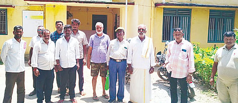  ಪಿರಿಯಾಪಟ್ಟಣದ ತೋಟಗಾರಿಕಾ ಇಲಾಖೆಯ ಹಿರಿಯ ಸಹಾಯಕ ನಿರ್ದೇಶಕರ ವರ್ತನೆಯನ್ನು ಖಂಡಿಸಿ ರೈತರು ಪ್ರತಿಭಟನೆ ನಡೆಸಿದರು. ಬಸಲಾಪುರ ಕೆಂಪಯ್ಯ, ಮುತ್ತುರಾಜು, ಭುವನಹಳ್ಳಿ ಲೋಕೇಶ್, ಹೊನ್ನೂರಯ್ಯ, ಜವರೇಗೌಡ,ಕುಮಾರ್ ಸೇರಿದಂತೆ ಇತರರು ಇದ್ದರು.