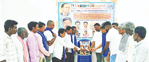 ಪಿರಿಯಾಪಟ್ಟದ ಪ್ರವಾಸಿ ಮಂದಿರದಲ್ಲಿ ದಲಿತ ಸಂಘರ್ಷ ಸಮಿತಿ ಭೀಮ ಮಾರ್ಗ ಸಂಘಟನೆ ವತಿಯಿಂದ ಹಮ್ಮಿಕೊಂಡಿದ್ದ ವಿವಿಧ ಜಿಲ್ಲೆಗಳ ಪದಾಧಿಕಾರಿಗಳ ಸಭೆಯನ್ನು ರಾಜ್ಯ ಸಂಚಾಲಕ ಡಾ.ಬಿ.ಎನ್.ವೆಂಕಟೇಶ್ ಉದ್ಘಾಟಿಸಿದರು. ಸಿದ್ದರಾಜು, ಕೆ.ಕುಮಾರ್, ನಟರಾಜ್, ಈಶ್ವರ್, ರಘು, ಸುರೇಶ, ಮಲ್ಲೇಶ್, ಮಹದೇವ್, ಪುಟ್ಟರಾಜು, ಚೇತನ್‌ಗೌಡ, ವರದರಾಜು, ಮಂಜುನಾಥ್, ಸಣ್ಣೇಗೌಡ, ವೆಂಕಟೇಶ್ ಇತರರು ಇದ್ದರು.