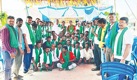 ಪಿರಿಯಾಪಟ್ಟಣ ತಾಲೂಕಿನ ಮಾಕೋಡು ಗ್ರಾಮದಲ್ಲಿ ಕರ್ನಾಟಕ ರೈತ ಸಂಘ ಹಾಗೂ ಹಸಿರು ಸೇನೆಯ ಗ್ರಾಮ ಘಟಕ ಉದ್ಘಾಟನೆ ಹಾಗೂ ಶಾಲು ದೀಕ್ಷೆ ಕಾರ್ಯಕ್ರಮವನ್ನು ಗಣ್ಯರು ಉದ್ಘಾಟಿಸಿದರು. ಮಂಜುನಾಥ್.ಆರ್.ಗೌಡ, ಸ್ವಾಮಿಗೌಡ, ಕೆ.ಪಿ.ಕಾವೇರಮ್ಮ, ಪ್ರಕಾಶ್, ಹನುಗೋಡು ಪ್ರಭು, ನಾಗೇಂದ್ರ, ದೇವಶೆಟ್ಟಿ, ಬಸವರಾಜ್, ನಾಗರಾಜ್ ಇತರರು ಇದ್ದರು.