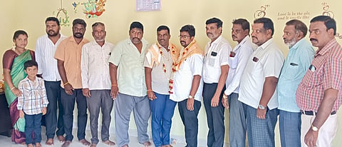  ನಗರದ ಶ್ರೀ ವಾಲ್ಮೀಕಿ ಸಮಾಗಮ ಸೌಹಾರ್ದ ಸಂಘದ ಅಧ್ಯಕ್ಷರಾಗಿ ಸೋಮೇಶ್ ನಾಯಕ ಹಾಗೂ ರಾಜಪ್ಪ ವಿರೋಧವಾಗಿ ಆಯ್ಕೆಯಾದರು. ಕಳಲೆ ಕೆ.ಡಿ. ಮಂಜು, ಸುಧೀಂದ್ರ ಕುಮಾರ್ ಇತರರು ಇದ್ದರು.