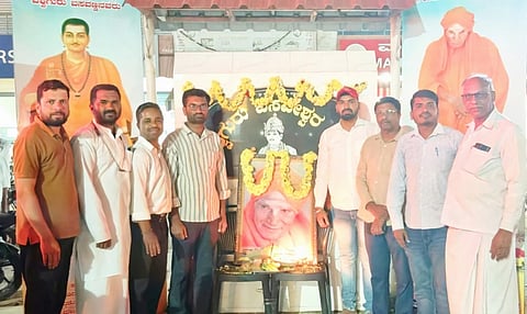  ನಗರದ ಬಸವೇಶ್ವರ ವೃತದಲ್ಲಿ ಶ್ರೀ ಶಿವಕುಮಾರ ಸ್ವಾಮೀಜಿಗಳ 119ನೇ ಜಯಂತಿಯನ್ನು ಆಚರಿಸಲಾಯಿತು. ಕಲ್ಮಳ್ಳಿ ನಟರಾಜು, ಸುರೇಶ್ ಕುರುಬರ ಹುಂಡಿ, ಮುಳ್ಳೂರು ಪ್ರಕಾಶ್ ಇತರರು ಇದ್ದರು.