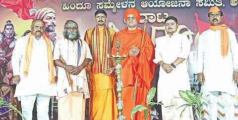 ಅಫಜಲಪುರದಲ್ಲಿ ಆಯೋಜಿಸಿದ್ದ ವಿರಾಟ ಹಿಂದೂ ಸಮ್ಮೇಳನವನ್ನು ಶ್ರೀ ಸಿದ್ಧಲಿಂಗ ಸ್ವಾಮೀಜಿ ಉದ್ಘಾಟಿಸಿದರು. ಶ್ರೀ ಕೈಲಾಸಲಿಂಗ ಶಿವಾಚಾರ್ಯ, ಶ್ರೀ ವಿಶ್ವಾರಾಧ್ಯ ಮಳೇಂದ್ರ ಶಿವಾಚಾರ್ಯ, ಮಳೇಂದ್ರ ಡಾಂಗೆ, ಸಂತೋಷ ದಾಮಾ ಇದ್ದರು.