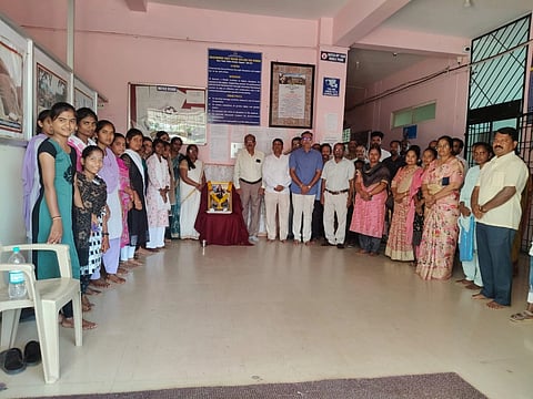 ಕೊಪ್ಪಳದ ಮಹಿಳಾ ಪದವಿ ಕಾಲೇಜಿನಲ್ಲಿ ಗುರುವಾರ ಅಕ್ಕಮಹಾದೇವಿ ಜಯಂತಿ ಆಚರಿಸಲಾಯಿತು. ಪ್ರಾಚಾರ್ಯ ಗಣಪತಿ ಲಮಾಣಿ, ಪ್ರಾಧ್ಯಾಪಕರಾದ ನಾಗರತ್ನ ತಮ್ಮಿನಾಳ, ವಿಠೋಬ ಎಸ್​., ಡಾ.ಮಲ್ಲಿಕಾರ್ಜುನ, ಡಾ.ಪ್ರದಿಪ್​ ಕುಮಾರ್​, ಶುಭ, ಸುಮಿತ್ರಾ, ಸುಮಯ್ಯ ಇದ್ದರು. 