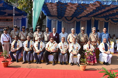 ಕೊಪ್ಪಳದಲ್ಲಿ ಗುರುವಾರ ಹಮ್ಮಿಕೊಂಡಿದ್ದ ಪೊಲೀಸ್​ ಧ್ವಜ ದಿನಾಚರಣೆಯಲ್ಲಿ ನಿವೃತ್ತ ಅಧಿಕಾರಿಗಳನ್ನು ಸನ್ಮಾನಿಸಿದರು. ಎಸ್ಪಿ ಡಾ.ರಾಮ್​ ಎಲ್​.ಅರಸಿದ್ದಿ, ಎಎಸ್ಪಿ ಆರ್​.ಹೇಮಂತ್​ ಕುಮಾರ್​, ಡಿವೈಎಸ್ಪಿಗಳಾದ ಮುತ್ತಣ್ಣ ಸರವಗೋಳ, ಶಶೀಧರ್​, ಪಿಐಗಳಾದ ಮೌನೇಶ್ವರ ಪಾಟೀಲ್​, ಚಂದ್ರಪ್ಪ ಇದ್ದರು. 