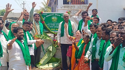 ಕೊಪ್ಪಳ ತಾಲೂಕಿನ ಹಾಲವರ್ತಿ ಗ್ರಾಮದಲ್ಲಿ ಗುರುವಾರ ಕಾರ್ಖಾನೆ ಬಾಧಿತ ರೈತರ ಸಂ ರಚಿಸಲಾಯಿತು. ಪ್ರಮುಖರಾದ ಅಲ್ಲಮಪ್ರಭು ಬೆಟ್ಟದೂರು, ಮಲ್ಲಿಕಾರ್ಜುನ ಗೋನಾಳ, ರಾಜು ಬಾಕಳೆ, ಸರೋಜಾ ಬಾಕಳೆ ಹಾಗೂ ಸಂದ ಪದಾಧಿಕಾರಿಗಳಿದ್ದರು. 