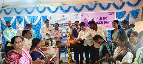 ತಾಲೂಕಿನ ದದೇಗಲ್​ ರಾಜೀವ್​ಗಾಂಧಿ ಗ್ರಾಮೀಣ ಶಿಕ್ಷಣ ಮಹಾವಿದ್ಯಾಲಯದಲ್ಲಿ ಹಮ್ಮಿಕೊಂಡಿದ್ದ ವಿಶ್ವ ತಂಬಾಕು ರಹಿತ ದಿನಾಚರಣೆ ಜಾಗೃತಿ ಕಾರ್ಯಕ್ರಮವನ್ನು ನ್ಯಾ.ಮಹಾಂತೇಶ ಎಸ್​. ದರಗದ ಉದ್ಘಾಟಿಸಿದರು. ಜಿಲ್ಲಾ ಸರ್ವೇಕ್ಷಣಾಧಿಕಾರಿ ಡಾ. ನಂದಕುಮಾರ ಎಚ್​., ಜಿಲ್ಲಾ ಕುಟುಂಬ ಕಲ್ಯಾಣಾಧಿಕಾರಿ ಡಾ. ರವೀಂದ್ರನಾಥ ಎಂ.ಎಚ್​., ರಾಚಮ್ಮ ಹಿರೇಮಠ ಇದ್ದರು.