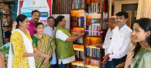 ಕೊಪ್ಪಳದ ಎನ್​.ಜಿ.ಓ ಕಾಲೋನಿಯಲ್ಲಿನ ನಾಗರಾಜ ನಾಯಕ ಡೊಳ್ಳಿನ ಮನೆಯಲ್ಲಿ ಮನೆಗೊಂದು ಗ್ರಂಥಾಲಯ ಅನುಷ್ಠಾನ ಕಾರ್ಯಕ್ರಮವನ್ನು ಕನ್ನಡ ಪುಸ್ತಕ ಪ್ರಾಧಿಕಾರದ ಅಧ್ಯಕ್ಷ ಡಾ. ಮಾನಸ ಉದ್ಘಾಟಿಸಿದರು. ಜಿಲ್ಲಾ ಗ್ರಂಥಾಲಯ ಜಾಗೃತಿ ಸಮಿತಿ ಸಂಚಾಲಕ ಜಿ.ಎಸ್​.ಗೋನಾಳ, ಸಮಿತಿ ಸದಸ್ಯರಾದ ಸಾವಿತ್ರಿ ಮುಜುಂದಾರ, ಫಕೀರಪ್ಪ ವಜ್ರಬಂಡಿ, ನಿವೃತ್ತ ಉಪನ್ಯಾಸಕ ಎಸ್​.ಎ ರಜಪೂತ, ಉಪಪ್ರಾಚಾರ್ಯ ಮಂಜುನಾಥ ಚಿತ್ರಗಾರ ಇದ್ದರು.