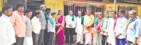 ಎಫ್​ಐಡಿ ಗೊಂದಲ ಸರಿಪಡಿಸಬೇಕು ಮತ್ತು ಯೂರಿಯಾ ಗೊಬ್ಬರ ಸಮರ್ಪಕವಾಗಿ ಲಭ್ಯವಿರುವಂತೆ ಆಗ್ರಹಿಸಿ ಕರ್ನಾಟಕ ರಾಜ್ಯ ರೈತ ಸಂ ಹಾಗೂ ಹಸಿರು ಸೇನೆ ಜಂಟಿಯಾಗಿ ವಡಗೇರಾ ತಹಸೀಲ್ದಾರ್​ಗೆ ಮನವಿ ಸಲ್ಲಿಸಿದರು. ಜಿಲ್ಲಾಧ್ಯಕ್ಷ ಮಲ್ಲನಗೌಡ ಎಸ್​.ಹಗರಟಗಿ, ಶರಣು ಜಡಿ, ವಿದ್ಯಾಧರ ಬಿ.ಜಾಕಾ,ತಿರುಮಲ, ಶಿವುಶರಣಪ್ಪ ಸಾಹುಕಾರ, ಬಸ್ಸಯ್ಯ ಸ್ವಾಮಿ ಇತರರಿದ್ದರು.