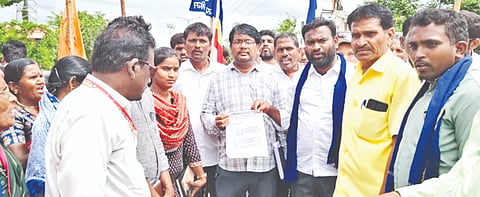  ಗ್ರಾಮಗಳಲ್ಲಿ ಶುದ್ಧ ಕುಡಿವ ನೀರು ಸರಬರಾಜು ಮಾಡಬೇಕು, ವಿದ್ಯುತ್​ ದೀಪಗಳ ದುರಸ್ತಿಗೆ ಮುಂದಾಗಬೇಕು ಎಂಬುದು ಸೇರಿ ವಿವಿಧ ಬೇಡಿಕೆ ಈಡೇರಿಕೆಗೆ ಒತ್ತಾಯಿಸಿ ಚಿಂಚೋಳಿಯಲ್ಲಿ ಯುನಿಟಿ ಆಫ್​ ಮೂಲನಿವಾಸಿ ಬಹುಜನ ಸಂಟನೆ, ವಾಹನ ಚಾಲಕರ ಸಂಗಳ ನೇತೃತ್ವದಲ್ಲಿ ಪ್ರತಿಭಟನೆ ನಡೆಸಿ ತಾಪಂ ಅಧಿಕಾರಿಗೆ ಮನವಿಪತ್ರ ಸಲ್ಲಿಸಲಾಯಿತು. ಮಾರುತಿ ಗಂಜಗೇರಿ, ಓಮನರಾವ ಕೊರವಿ, ಮೋಹನ ಐನಾಪುರ, ಮಾರುತಿ ಜಾಧವ್​, ಅಮರನಾಥ ಮೇತ್ರಿ, ಮೈಬೂಬ್​ ಅಲಿ ಇತರರಿದ್ದರು