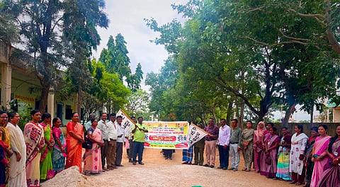 ಕೊಪ್ಪಳ ತಾಲೂಕಿನ ಇರಕಲ್​ಗಡಾ ಗ್ರಾಮದಲ್ಲಿ ಗುರುವಾರ ಹಮ್ಮಿಕೊಂಡಿದ್ದ ಎಸ್​ಐಆರ್​ ಜಾಗೃತಿ ಜಾಥಾಕ್ಕೆ ತಾಪಂ ಎಡಿ ಮಹೇಶ ಎಚ್​.ಚಾಲನೆ ನೀಡಿದರು. ತಾಪಂ ಯೋಜನಾಧಿಕಾರಿ ರಾಜೇಸಾಬ ನದಾಫ್​, ಮುಖ್ಯ ಶಿಕ್ಷಕ ಹನಮಂತಪ್ಪ ಎಚ್​., ಪಿಡಿಒ ಸಿದ್ದಮ್ಮ ಮಠದ, ತಾಲೂಕ ಐಇಸಿ ಸಂಯೋಜಕ ದೇವರಾಜ ಪತ್ತಾರ ಇದ್ದರು. 