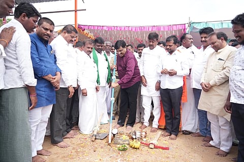 ಕೊಪ್ಪಳ ತಾಲೂಕಿನ ಚಿಕ್ಕಬೊಮ್ಮನಾಳ ಗ್ರಾಮದಲ್ಲಿ ಗುರುವಾರ ಕೆರೆ ತುಂಬಿಸುವ ಯೋಜನೆ ಕಾಮಗಾರಿಗೆ ಶಾಸಕ ಗಾಲಿ ಜನಾರ್ದನ ರೆಡ್ಡಿ ಭೂಮಿಪೂಜೆ ನೆರವೇರಿಸಿದರು. ಪ್ರಮುಖರಾದ ವಿರುಪಾಕ್ಷಪ್ಪ ಸಿಂಗನಾಳ, ಡಿ.ಕೆ.ಆಗೋಲಿ, ಮನೋಹರಗೌಡ ಹೇರೂರು, ಯಮನೂರು ಚೌಡ್ಕಿ, ಚನ್ನಪ ಮಳಗಿ ಇದ್ದರು. 