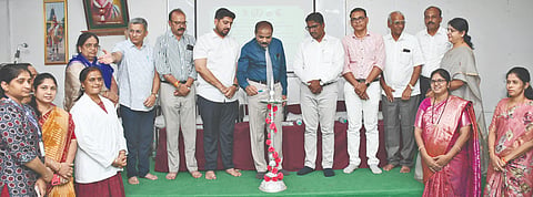 ಕಲಬುರಗಿ ಗೋದುತಾಯಿ ಪದವಿ ಮಹಿಳಾ ಮಹಾವಿದ್ಯಾಲಯದಲ್ಲಿ ಗುರುವಾರ ಆಯೋಜಿಸಿದ್ದ ಆರೋಗ್ಯ ತಪಾಸಣಾ ಉಚಿತ ಶಿಬಿರದಲ್ಲಿ ಡಾ.ಶರಣಗೌಡ ಪಾಟೀಲ ದೀಪ ಬೆಳಗಿಸಿದರು. ಡಾ.ಅಲ್ಲಮಪ್ರಭು ದೇಶಮುಖ, ಡಾ.ಮಲ್ಲಿಕಾರ್ಜುನ ತೆಗನೂರ, ಡಾ.ಸುನೀಲ ದೇಶಮುಖ, ಡಾ.ವೀರೆಂದ್ರ ಪಾಟೀಲ, ಡಾ.ನೀಲಾಂಬಿಕಾ ಶೇರಿಕಾರ, ಡಾ.ಸೀಮಾ ಪಾಟೀಲ, ಡಾ.ಎಂ.ಆರ್.ಹುಗ್ಗಿ ಇತರರಿದ್ದರು.