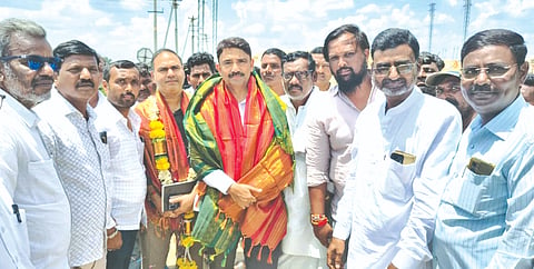 ವಡಗೇರಾದಿಂದ ಸೂರತ್ ಚೆನೈ ಭಾರತ್‌ಮಾಲಾ ರಾಷ್ಟ್ರೀಯ ಹೆದ್ದಾರಿಗೆ ನೇರ ರಸ್ತೆ ಸಂಪರ್ಕ ಕಲ್ಪಿಸುವಂತೆ ಆಗ್ರಹಿಸಿ ವಿವಿಧ ಸಂಘಟನೆಗಳ ಮುಖಂಡರು ಸಂಸದ ಜಿ.ಕುಮಾರ ನಾಯಕ ಅವರಿಗೆ ಬುಧವಾರ ಮನವಿ ಸಲ್ಲಿಸಿದರು. ಸಂಗುಗೌಡ ಮಾಲಿಪಾಟೀಲ್, ಬಸವರಾಜ ನೀಲಹಳ್ಳಿ, ಭಾಶುಮೀಯಾ ನಾಯ್ಕೋಡಿ, ಮೈನೋದ್ದೀನ್ ದೇವದುರ್ಗ, ಡಾ.ಗಾಳೆಪ್ಪ ಪೂಜಾರಿ, ಶರಣು ಪಡಶೆಟ್ಟಿ, ಅಬ್ದುಲ್ ಚಿಗಾನೂರ ಇತರರಿದ್ದರು.