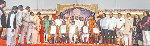 ಜಿಡಗಾ ನವಕಲ್ಯಾಣ ಮಠದಲ್ಲಿ ಮಂಗಳವಾರ ಹಮ್ಮಿಕೊಂಡಿದ್ದ ಗುರುವಂದನೆ ಕಾರ್ಯಕ್ರಮದಲ್ಲಿ ವಿವಿಧ ಕ್ಷೇತ್ರದ ಸಾಧಕರಿಗೆ ಪ್ರಶಸ್ತಿ ನೀಡಿ ಸತ್ಕರಿಸಲಾಯಿತು. ಶ್ರೀ ಡಾ.ಮುರುಘರಾಜೇಂದ್ರ ಮಹಾಸ್ವಾಮೀಜಿ, ಶ್ರೀ ವೀರಮಹಾಂತ ಶಿವಾಚಾರ್ಯ, ಸಚಿವ ಈಶ್ವರ ಖಂಡ್ರೆ, ಶಾಸಕರಾದ ಬಿ.ಆರ್.ಪಾಟೀಲ್, ಡಾ.ಅವಿನಾಶ ಜಾಧವ್, ಮಾಜಿ ಶಾಸಕ ಅಮರನಾಥ ಪಾಟೀಲ್, ಶರಣು ಮೋದಿ, ಅರುಣಕುಮಾರ ಪಾಟೀಲ್, ಅಂಬಾರಾಯ ಅಷ್ಟಗಿ, ಹರ್ಷಾನಂದ ಗುತ್ತೇದಾರ್ ಇತರರಿದ್ದರು. 