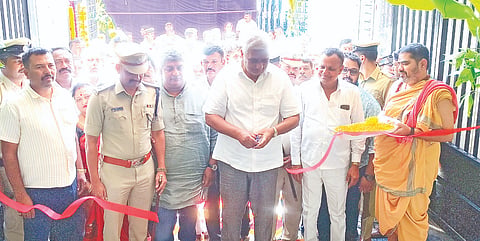 ಬೆಟ್ಟದಪುರ ಪೊಲೀಸ್ ಠಾಣೆಯ ಬಳಿ ನಿರ್ಮಾಣಗೊಂಡಿರುವ ಪೊಲೀಸ್ ಸಿಬ್ಬಂದಿಯವರ ವಸತಿ ಗೃಹ ನೂತನ ಕಟ್ಟಡವನ್ನು ಕೆ.ವೆಂಕಟೇಶ್ ಉದ್ಘಾಟಿಸಿದರು. ಮಲ್ಲಿಕಾರ್ಜುನ ಬಾಲದಂಡಿ, ನಿತಿನ್ ವೆಂಕಟೇಶ್, ಹೊಲದಪ್ಪ, ಸಿ.ಮಲ್ಲಿಕ್, ಎಲ್.ನಾಗೇಶ್, ರವಿ, ಎಂ.ಕೆ.ದೀಪಕ್, ಡಿ.ಎನ್.ಅಜಯ್ ಕುಮಾರ್, ರವಿಕುಮಾರ್, ನಿತಿನ್ ಇದ್ದರು.